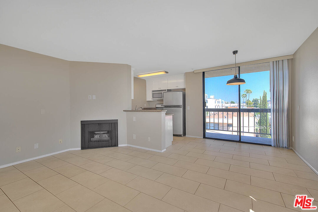 7320 HAWTHORN AVE Unit: 221