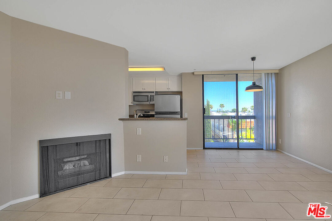 7320 HAWTHORN AVE Unit: 221