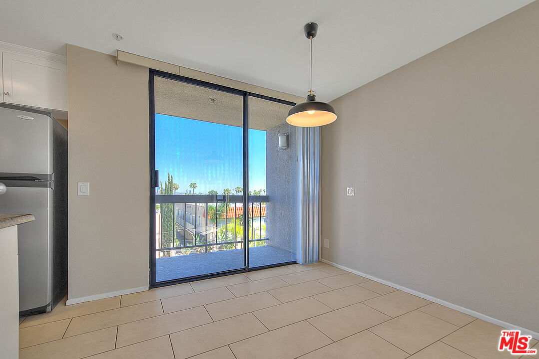 7320 HAWTHORN AVE Unit: 221