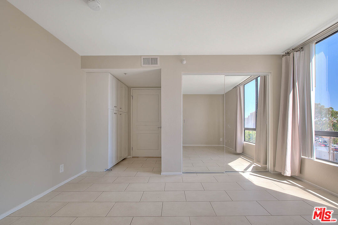 7320 HAWTHORN AVE Unit: 221