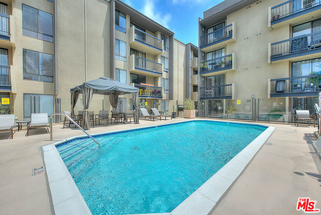 7320 HAWTHORN AVE Unit: 221