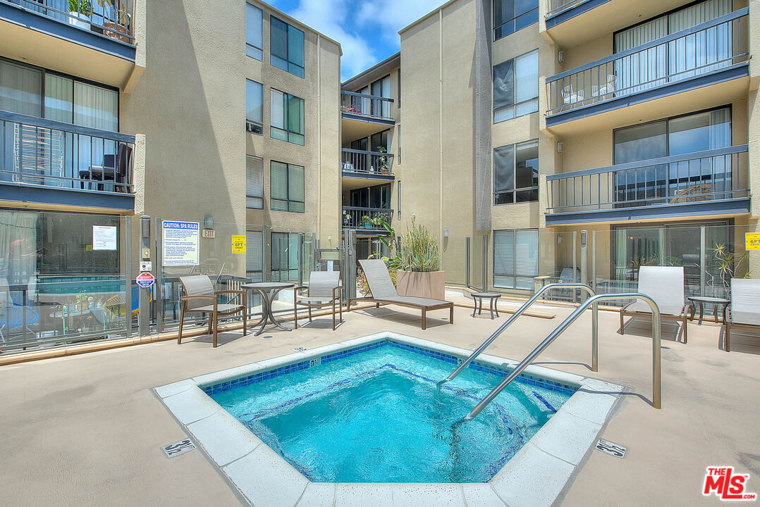 7320 HAWTHORN AVE Unit: 221