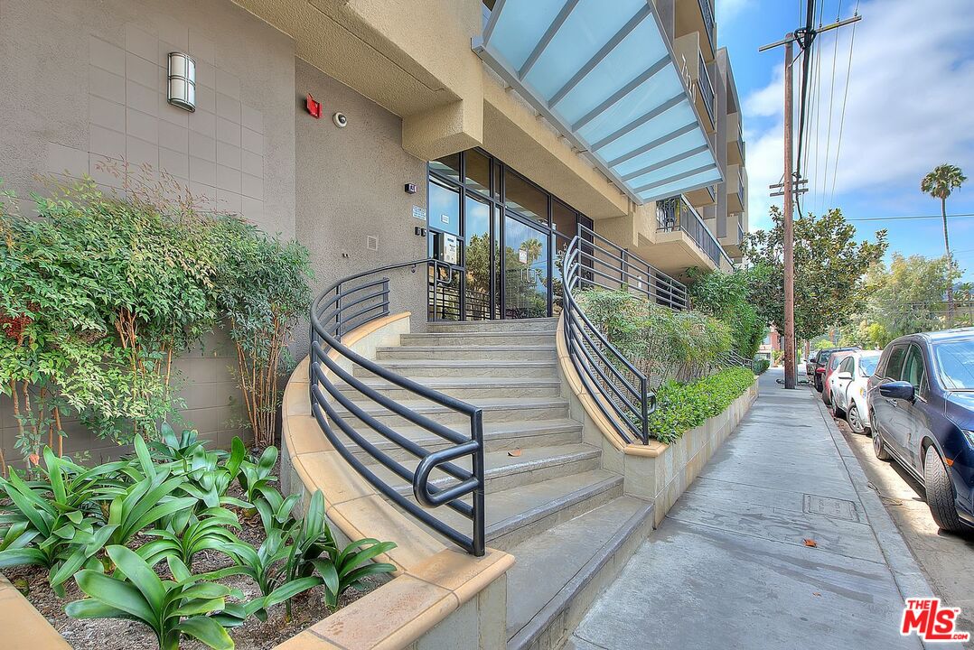 7320 HAWTHORN AVE Unit: 221