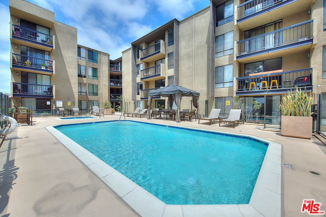 7320 HAWTHORN AVE Unit: 221