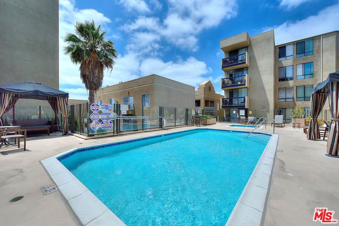 7320 HAWTHORN AVE Unit: 221