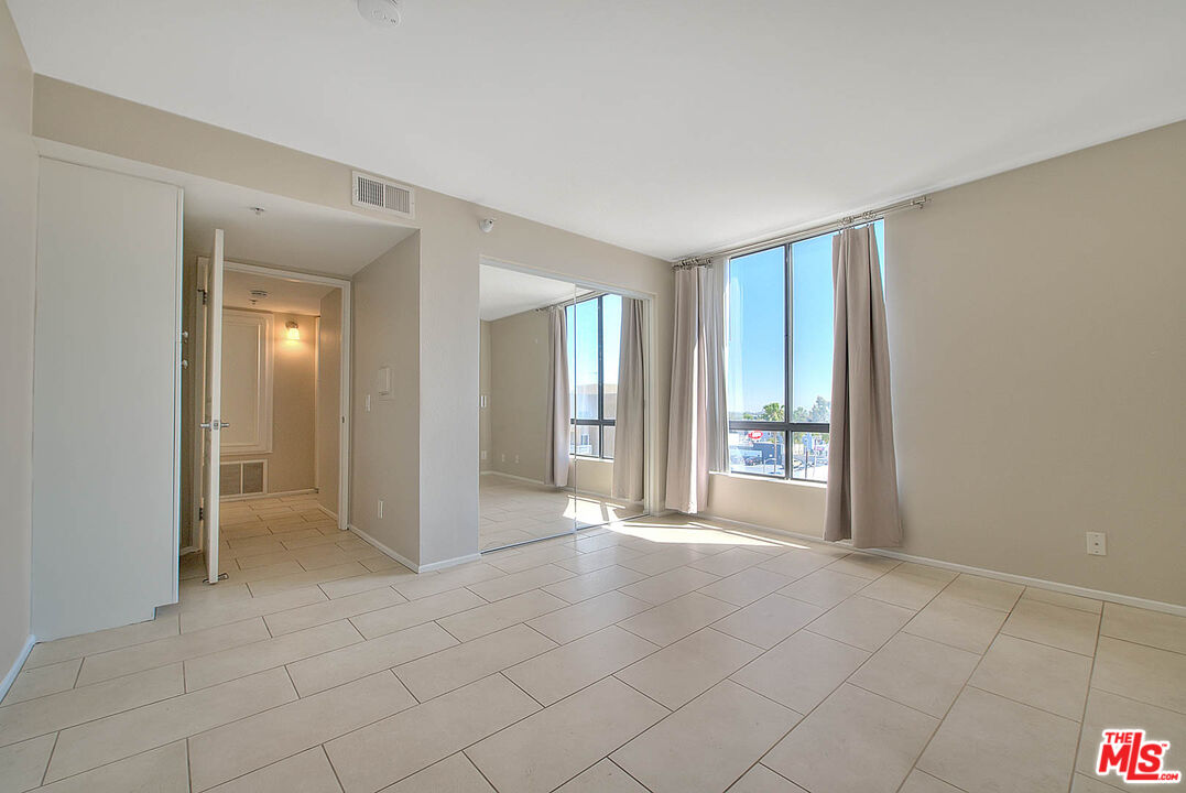 7320 HAWTHORN AVE Unit: 221