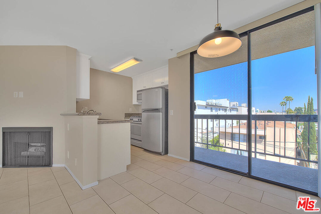 7320 HAWTHORN AVE Unit: 221