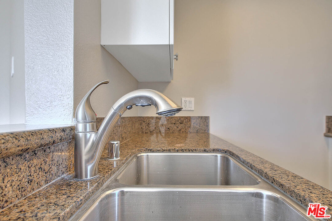 7320 HAWTHORN AVE Unit: 221