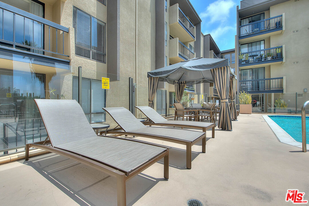 7320 HAWTHORN AVE Unit: 221