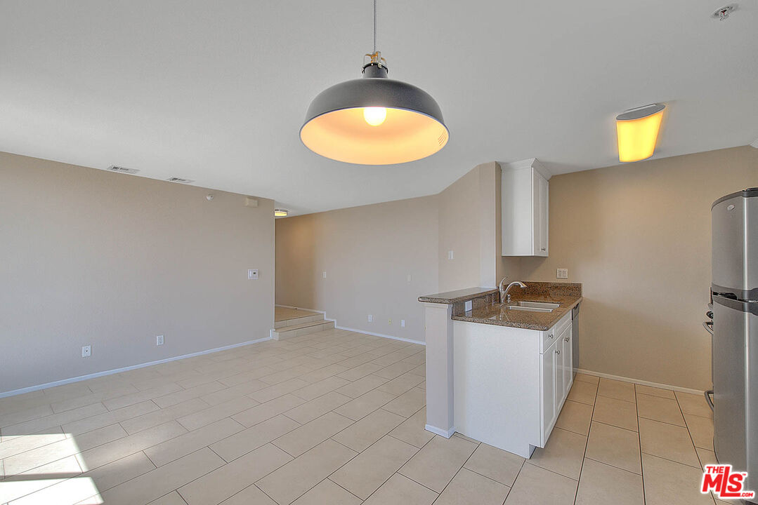 7320 HAWTHORN AVE Unit: 221
