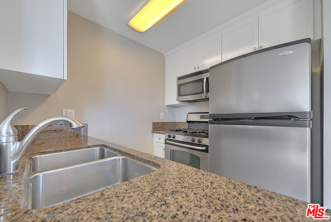 7320 HAWTHORN AVE Unit: 221
