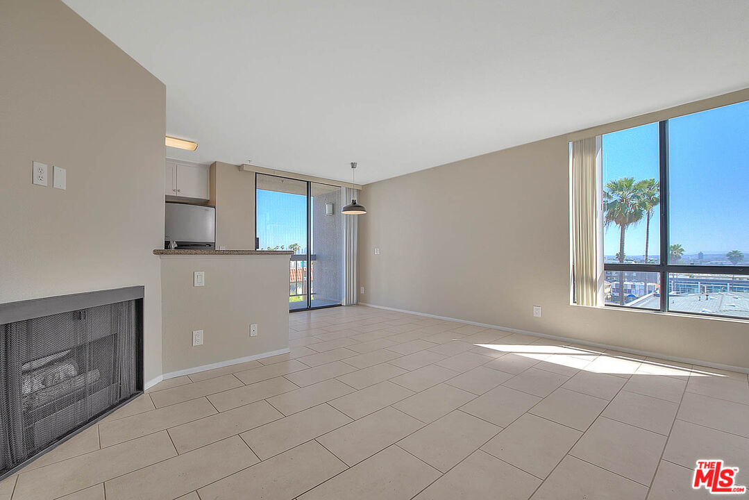 7320 HAWTHORN AVE Unit: 221