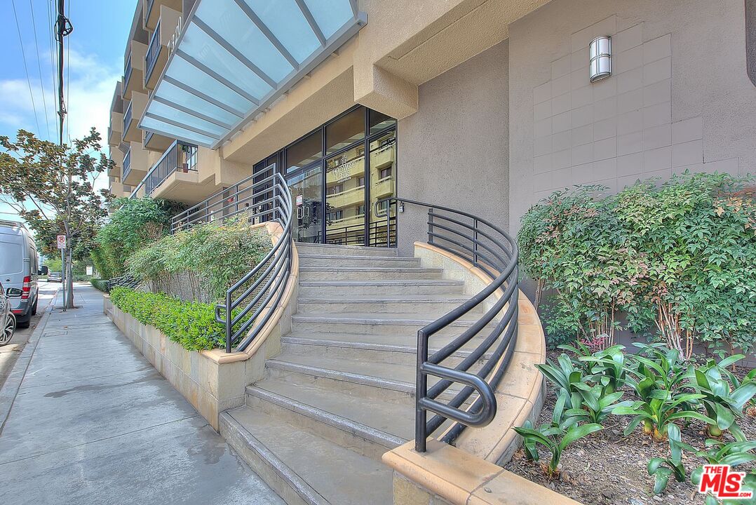 7320 HAWTHORN AVE Unit: 221
