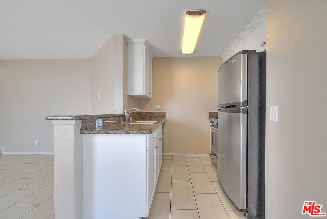 7320 HAWTHORN AVE Unit: 221