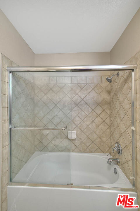 7320 HAWTHORN AVE Unit: 221