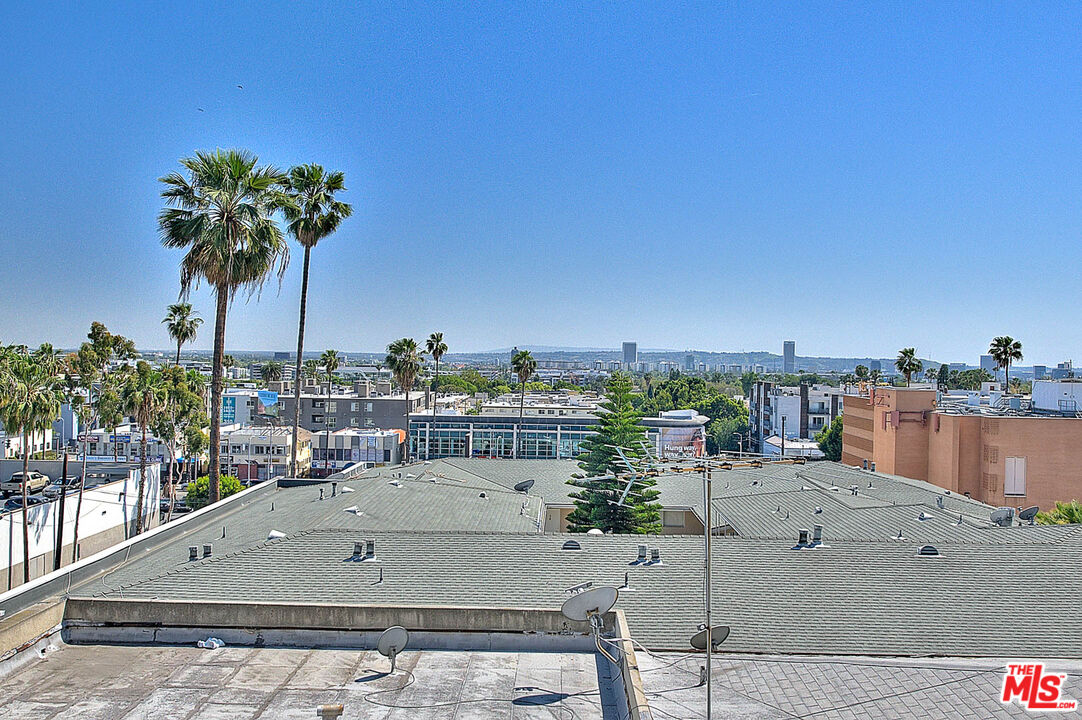 7320 HAWTHORN AVE Unit: 221