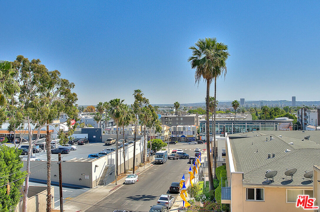 7320 HAWTHORN AVE Unit: 221