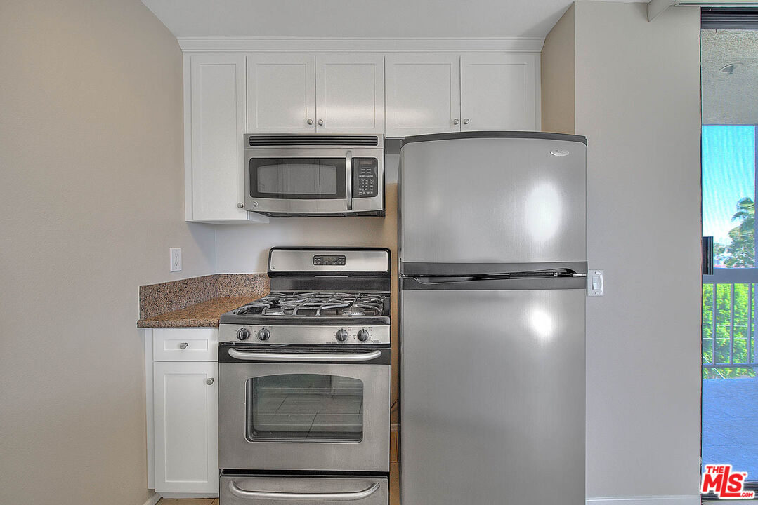 7320 HAWTHORN AVE Unit: 221