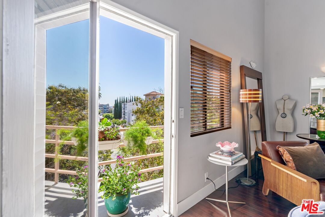 1670 MALCOLM AVE Unit: 302
