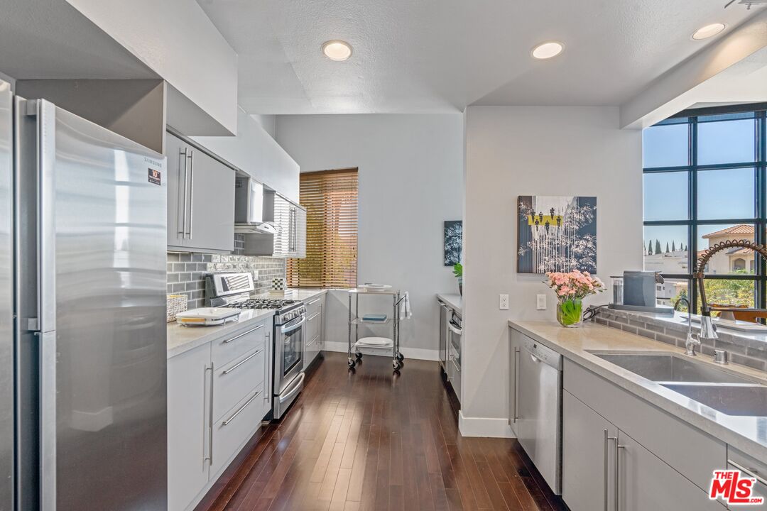 1670 MALCOLM AVE Unit: 302