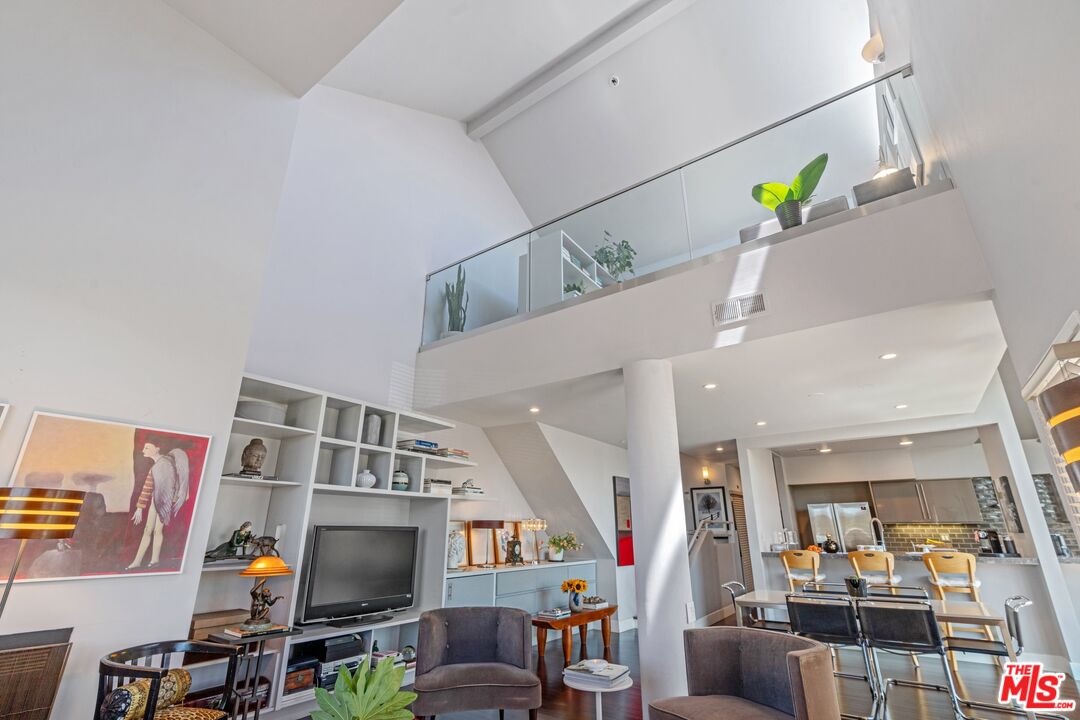 1670 MALCOLM AVE Unit: 302