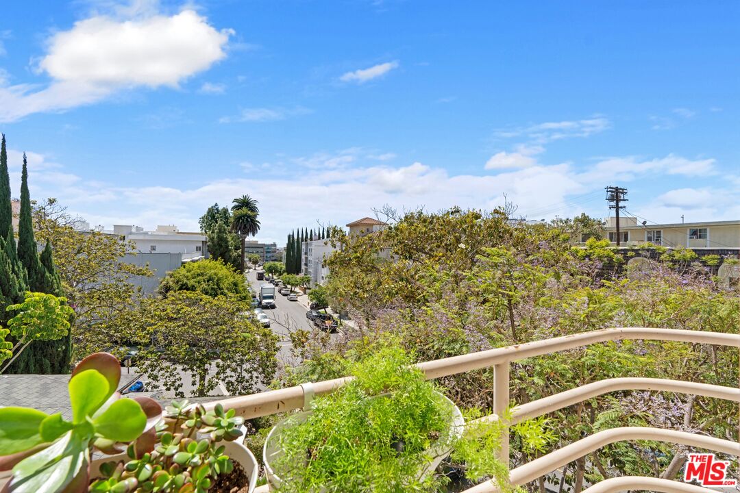 1670 MALCOLM AVE Unit: 302