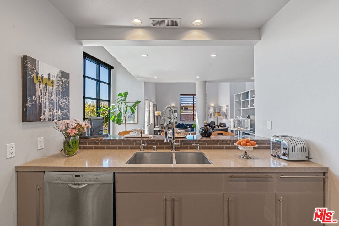 1670 MALCOLM AVE Unit: 302