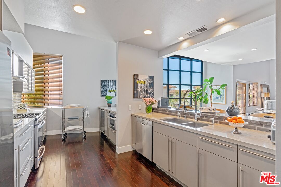 1670 MALCOLM AVE Unit: 302
