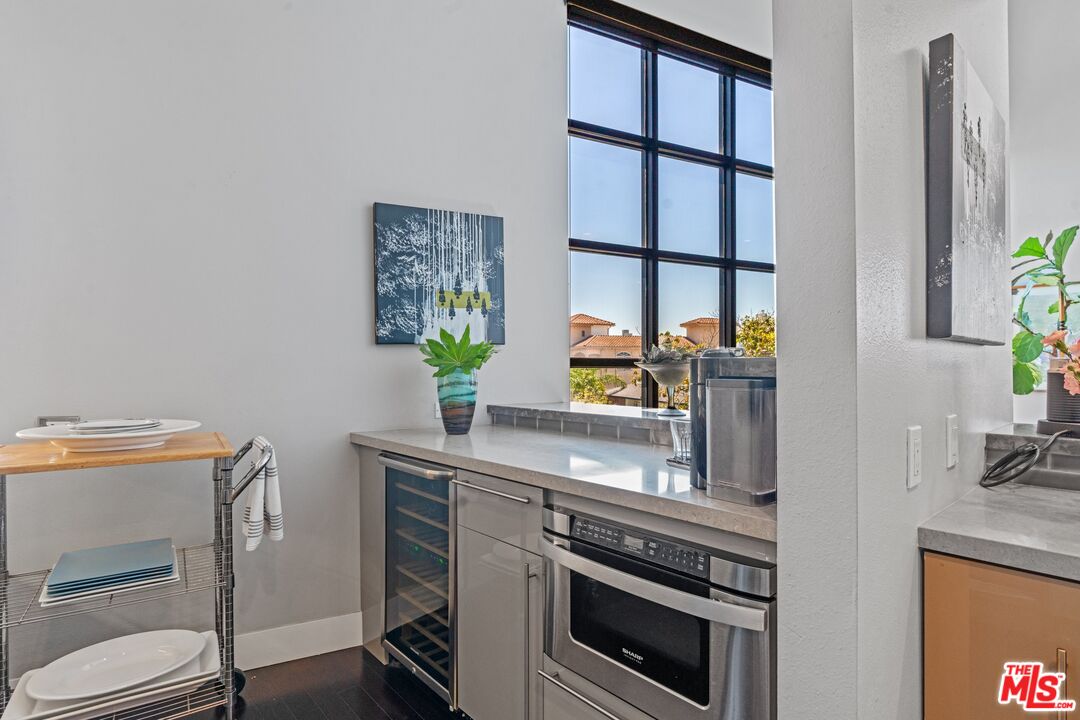 1670 MALCOLM AVE Unit: 302