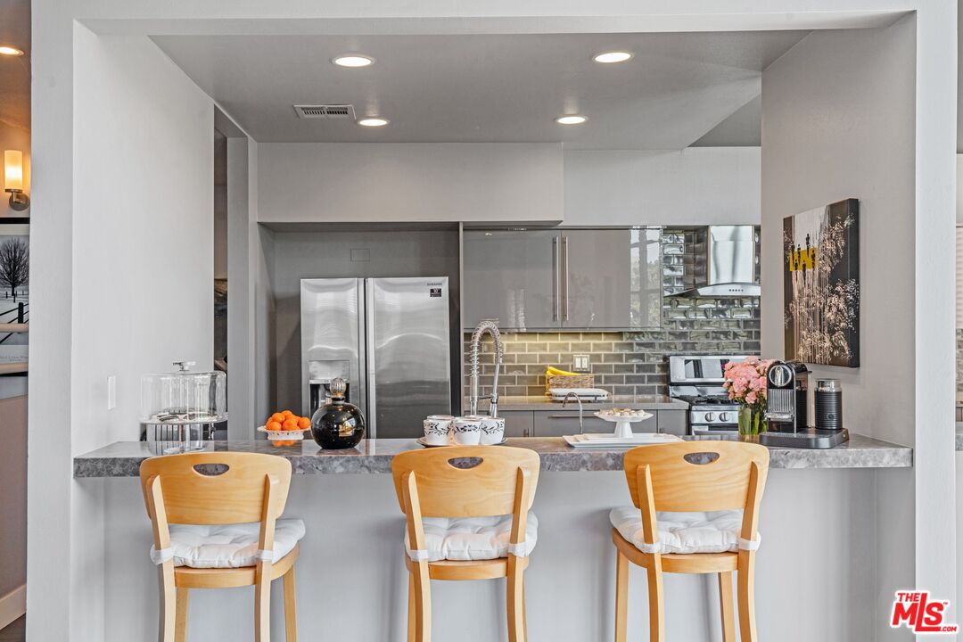 1670 MALCOLM AVE Unit: 302