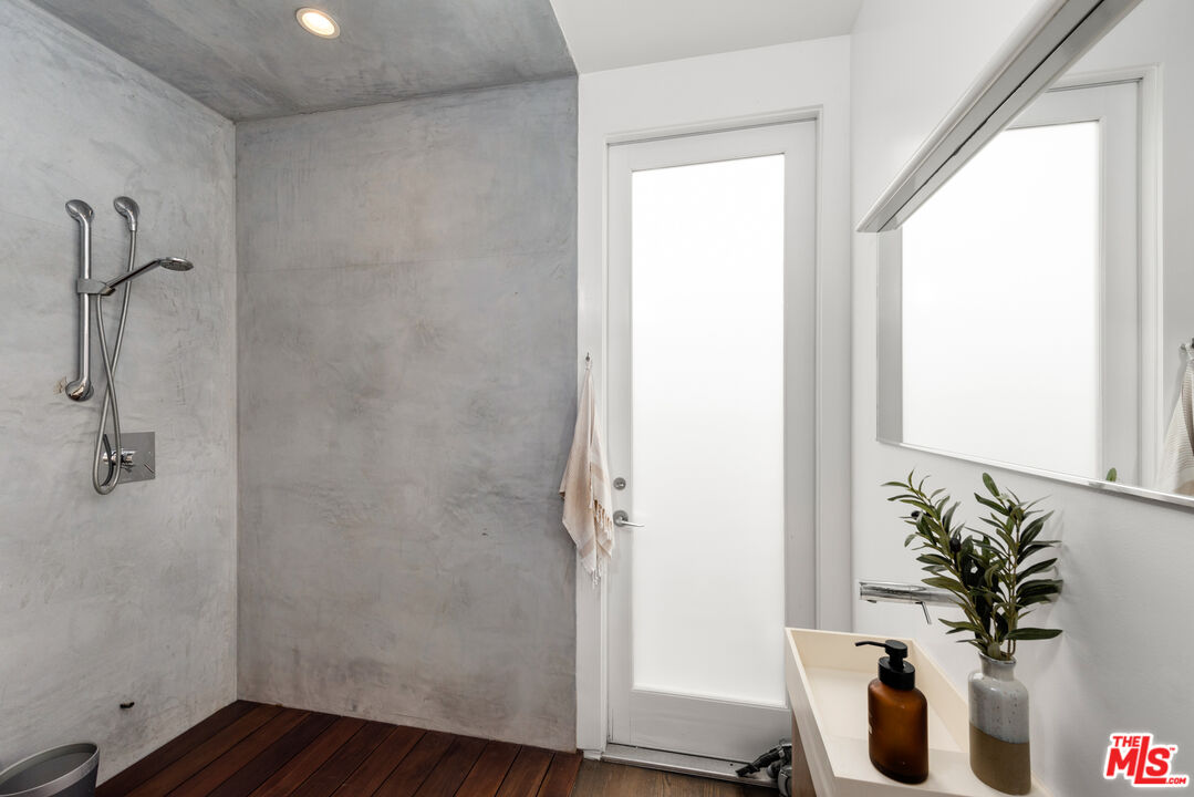 705 Sunset Ave Unit: Front unit