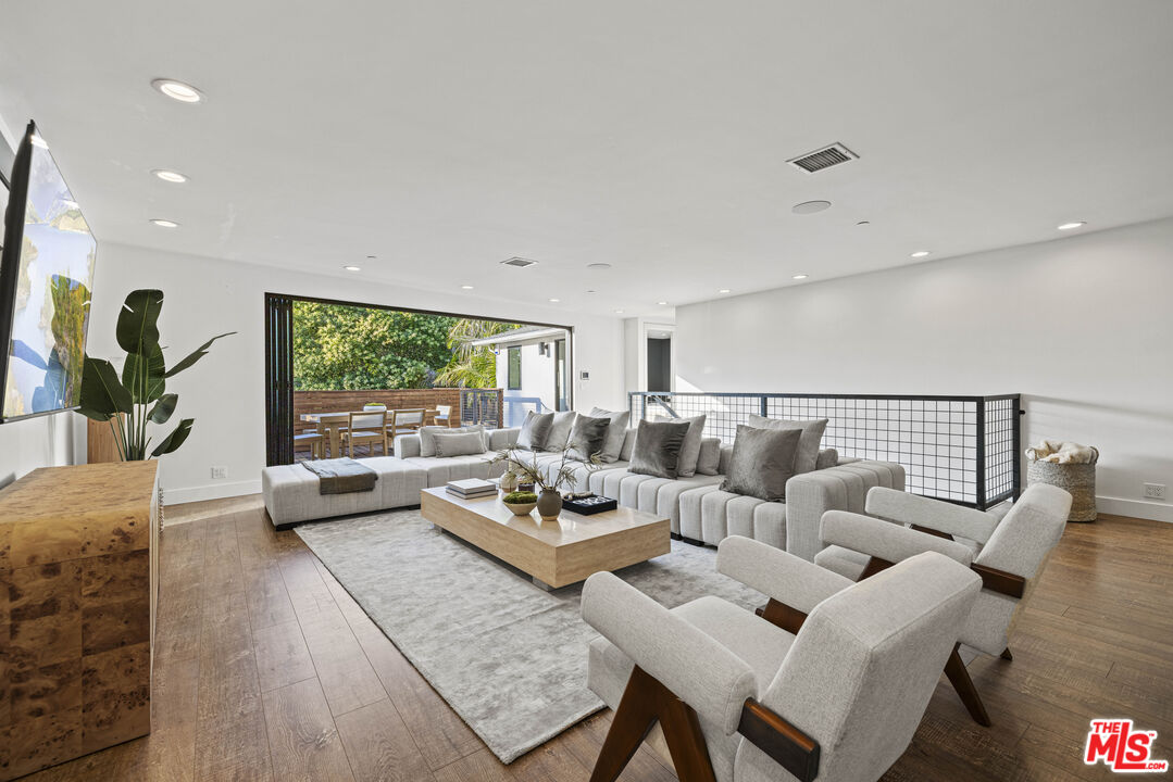 3873 Berry Dr