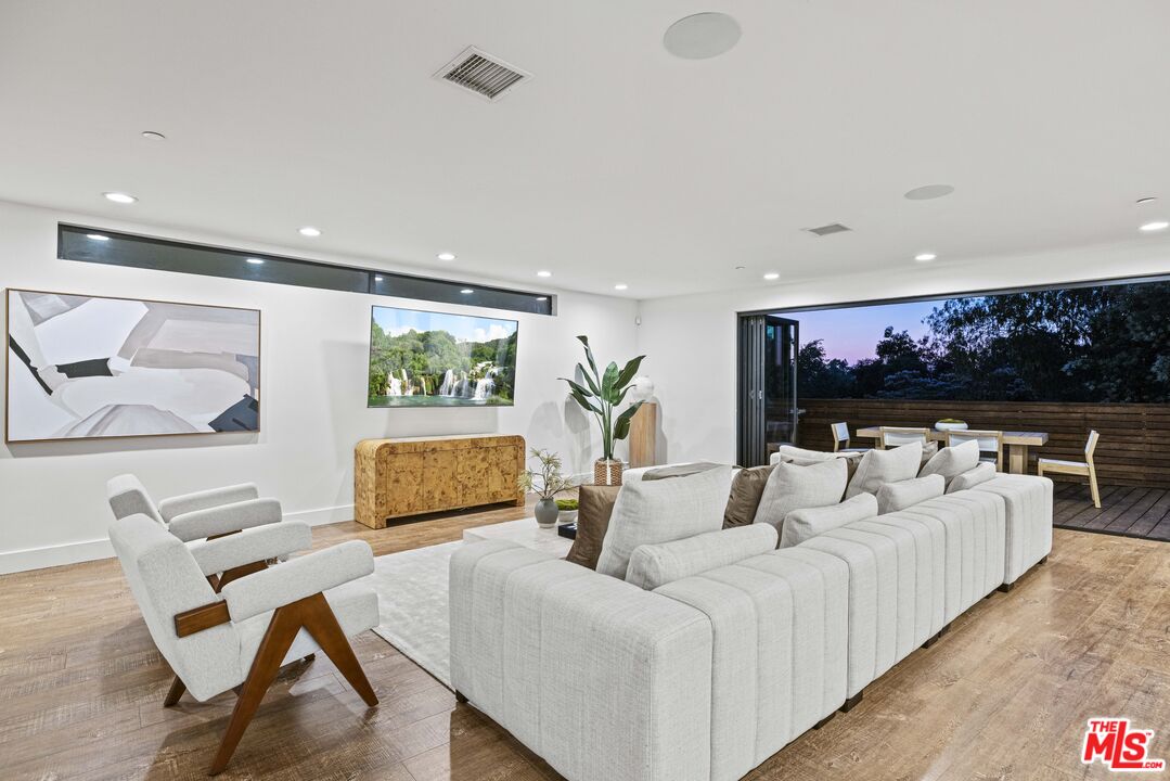 3873 Berry Dr