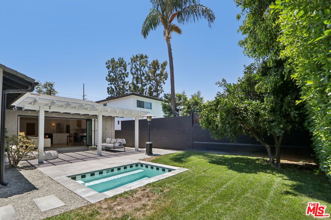 13117 Magnolia Blvd