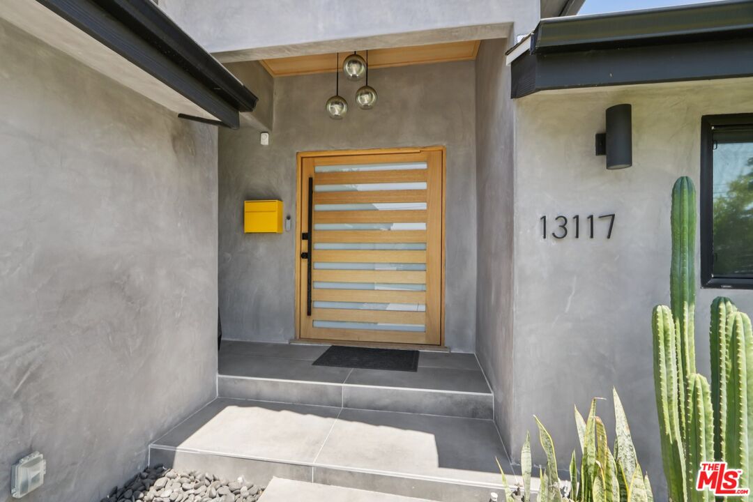 13117 Magnolia Blvd