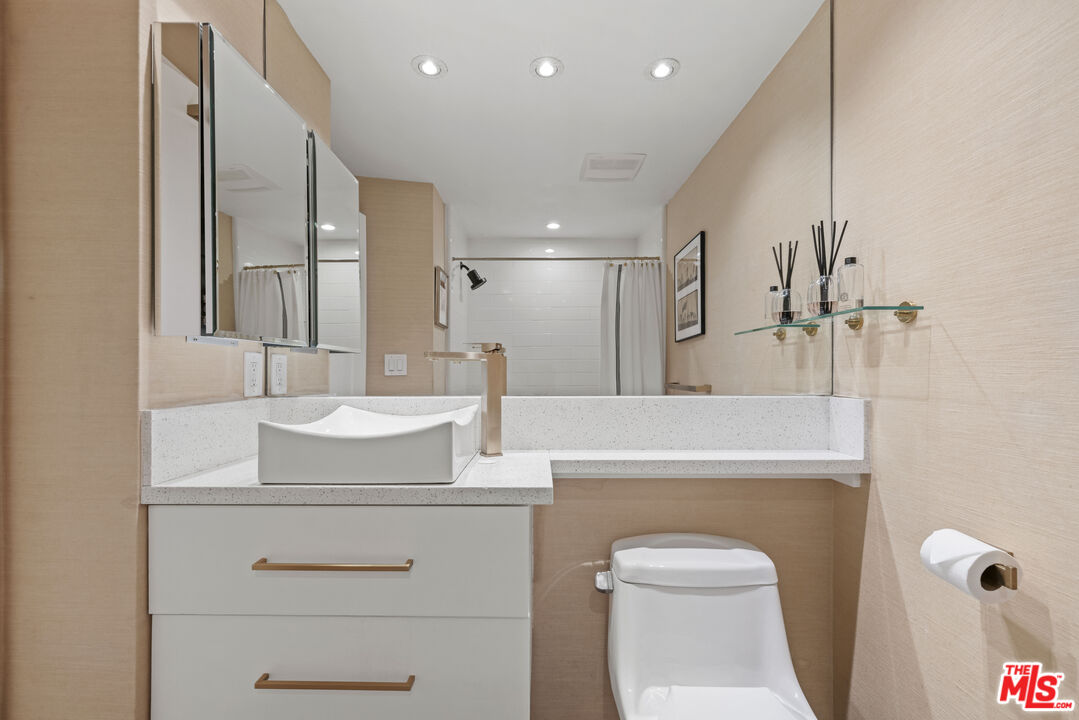 1400 N Hayworth Ave Unit: 10