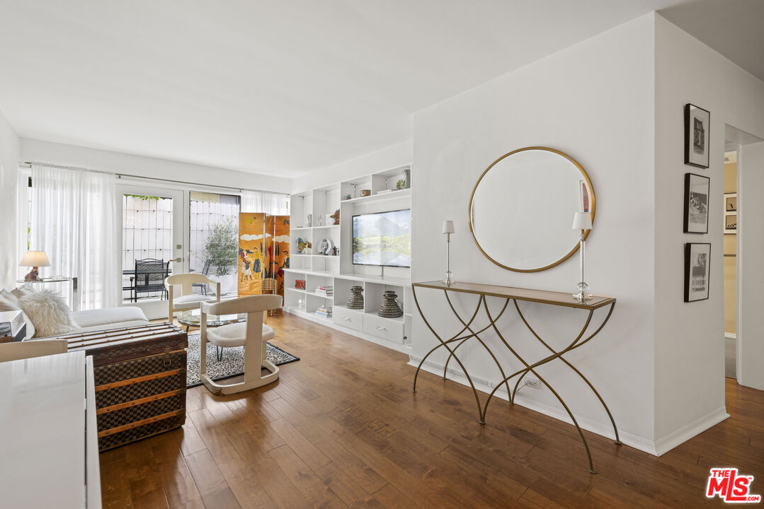 1400 N Hayworth Ave Unit: 10