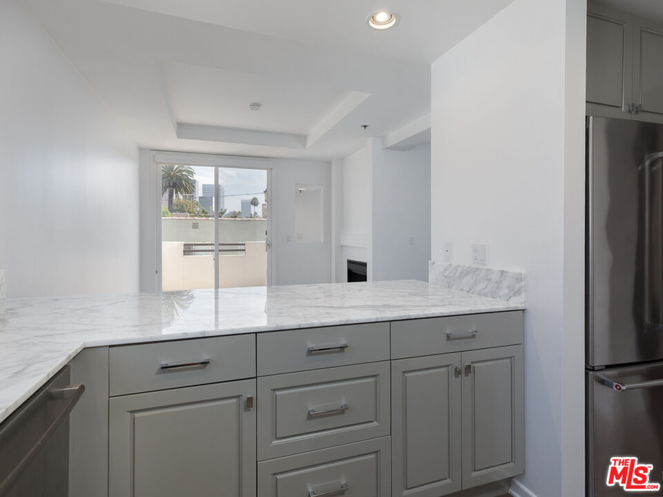 230 S HAMILTON DR Unit: 208