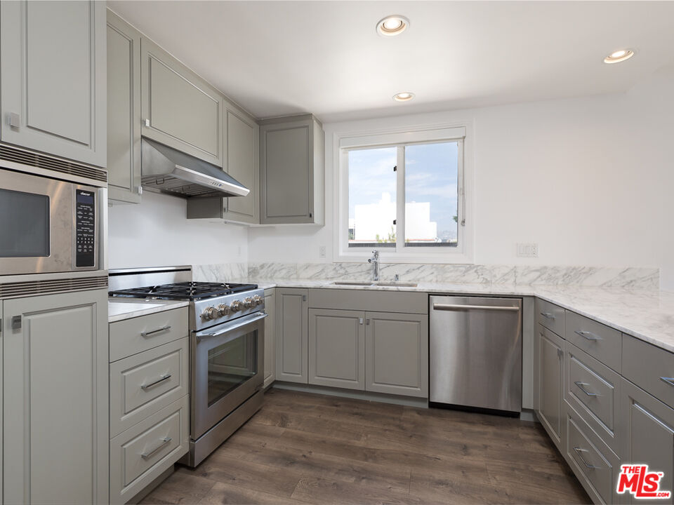 230 S HAMILTON DR Unit: 208
