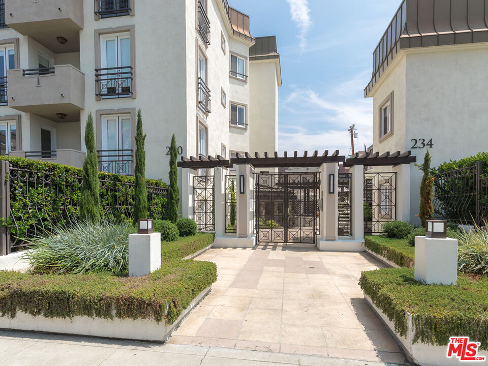 230 S HAMILTON DR Unit: 208