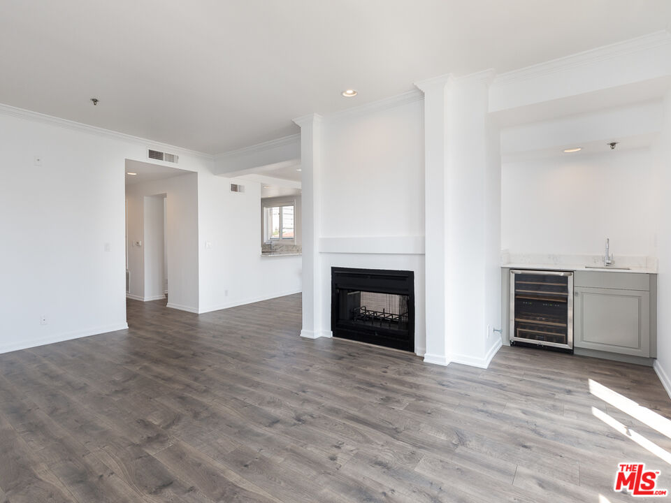 230 S HAMILTON DR Unit: 208