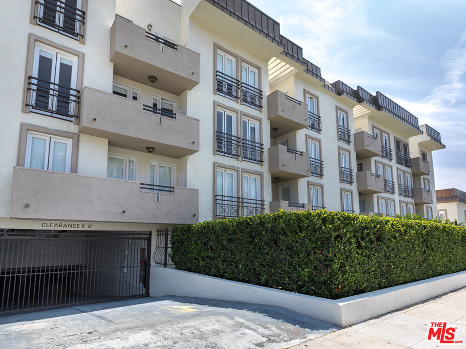 230 S HAMILTON DR Unit: 208