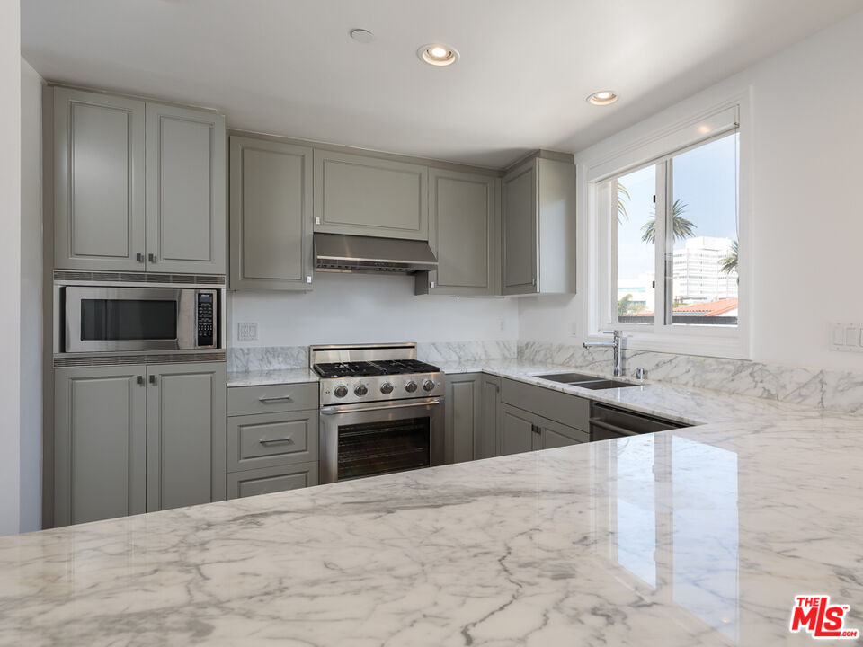 230 S HAMILTON DR Unit: 208
