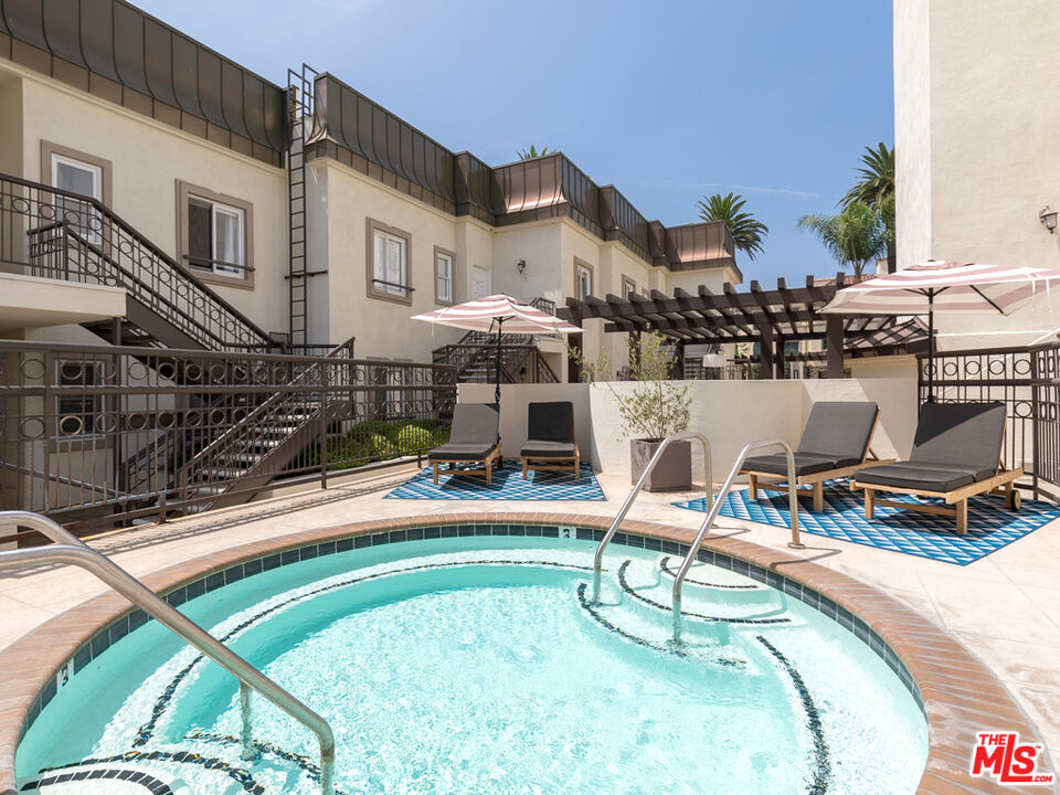 230 S HAMILTON DR Unit: 208