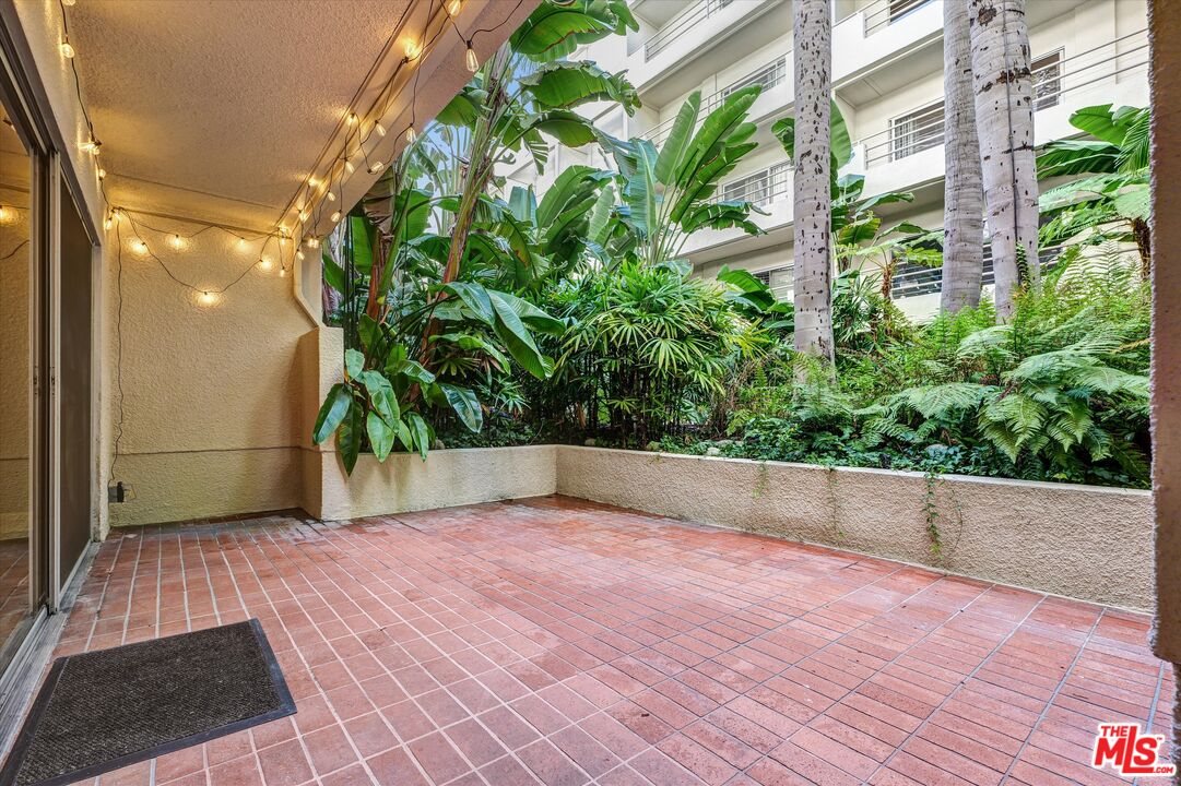 1131 Alta Loma Rd Unit: 119