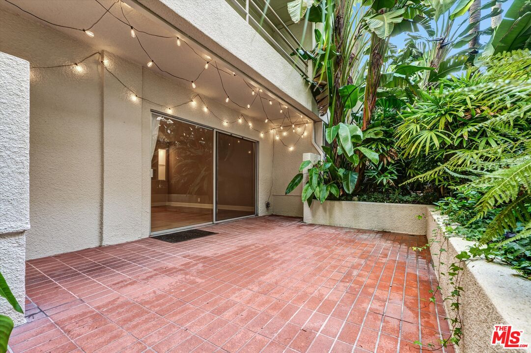 1131 Alta Loma Rd Unit: 119