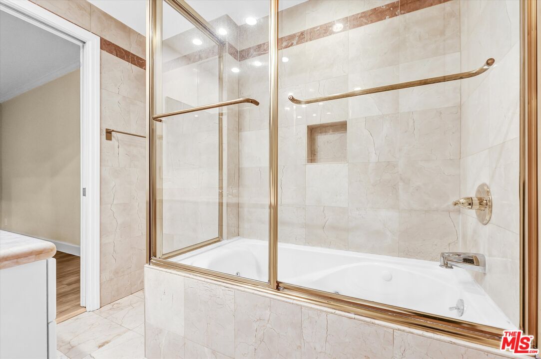 1131 Alta Loma Rd Unit: 119