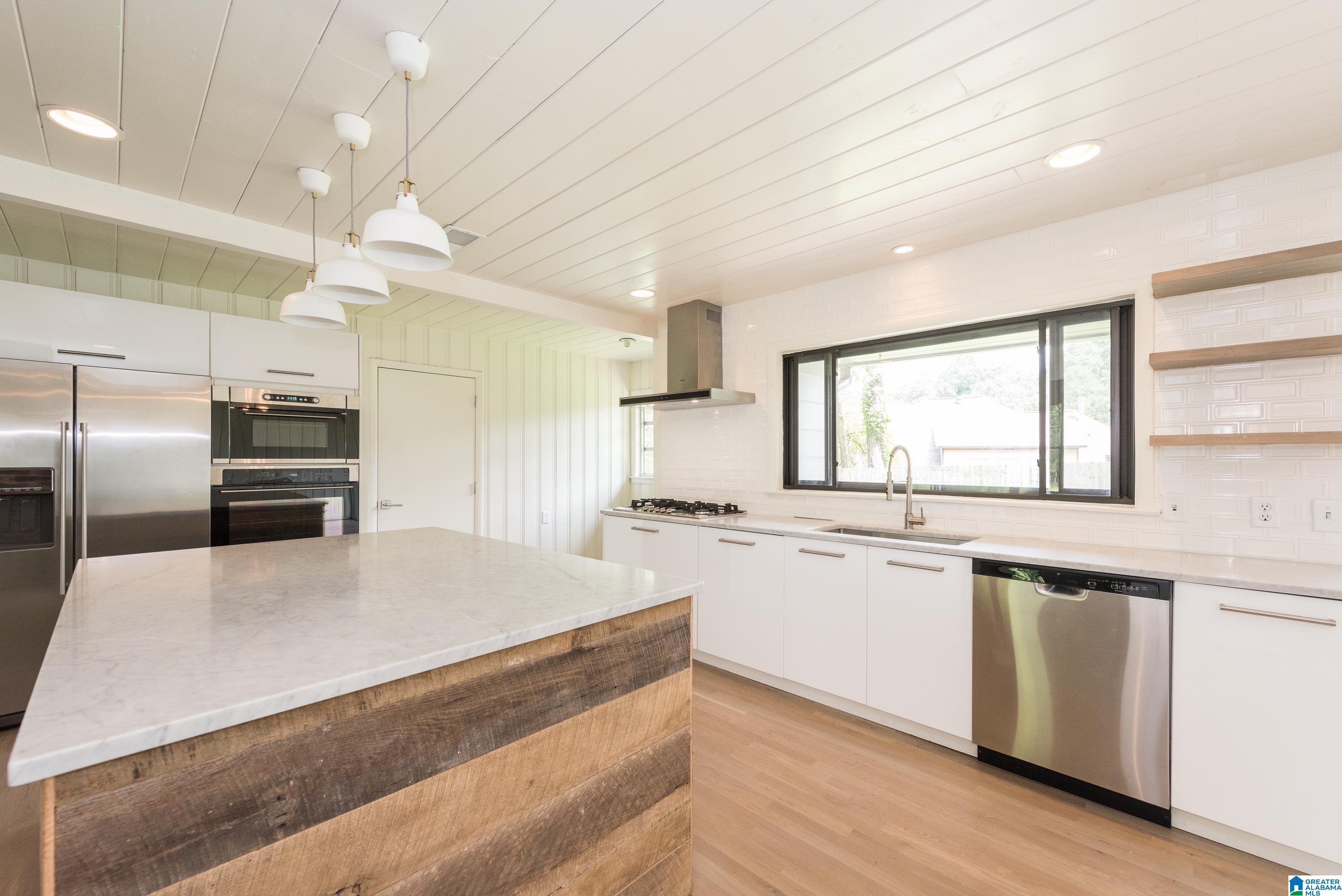 1712 RIDGEWOOD PLACE