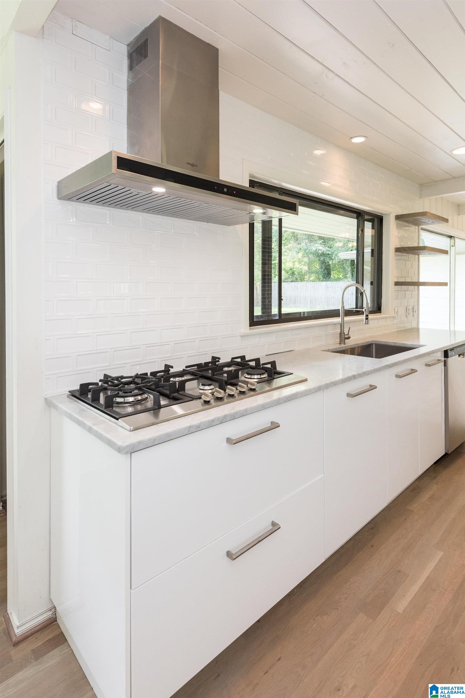 1712 RIDGEWOOD PLACE