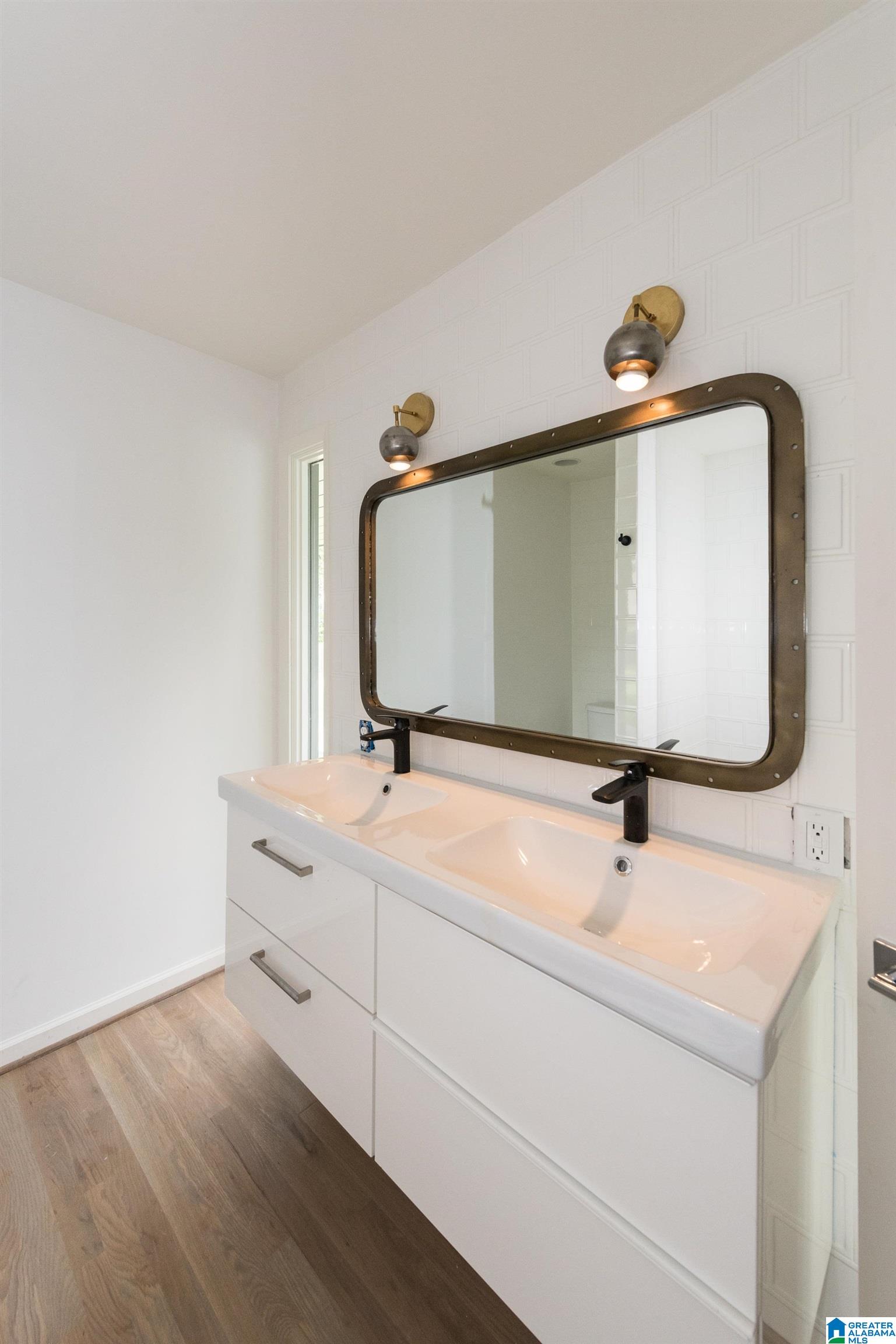 1712 RIDGEWOOD PLACE